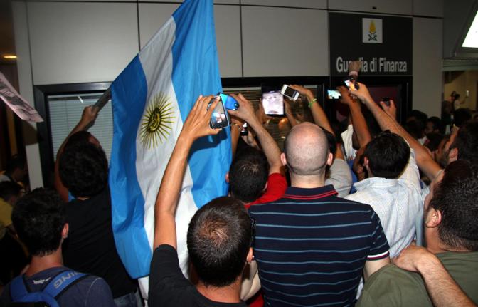 E' stato s solo un antipasto, ma  stato gi un bagno di folla per il centravanti argentino, al quale una folla di tifosi napoletani ha dato il benvenuto appena atterrato a Fiumicino. E tra cori, sciarpe e applausi  spuntata anche una bandiera dell'Argentina. Ansa
